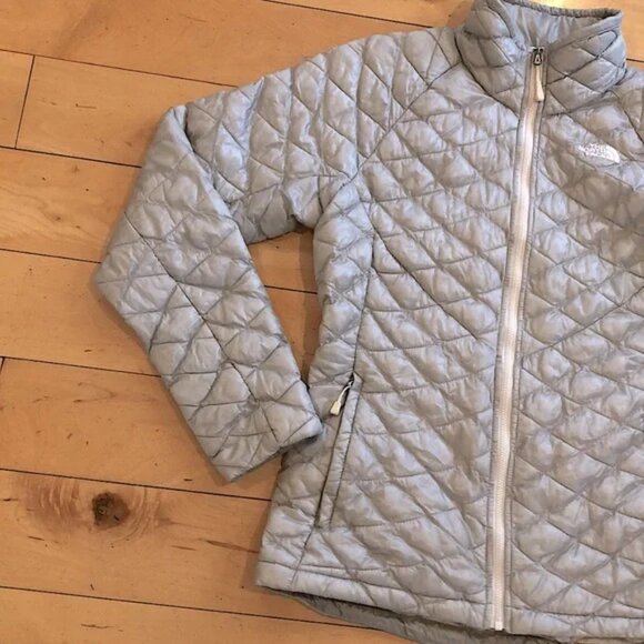 NorthFace Women’s Light Grey Thermaball Quilted Collar Jacket Size Small - Picture 4 of 9